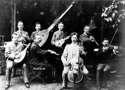 Paul de Viola da gamba) mit Mitarbeitern und Freunden seines Musikhistorischen Museums in Leipzig. Bildmitte: Hamburger Cithrinchen von Joachim Tielke (Inv.-Nr. 639). Fotografie um 1900