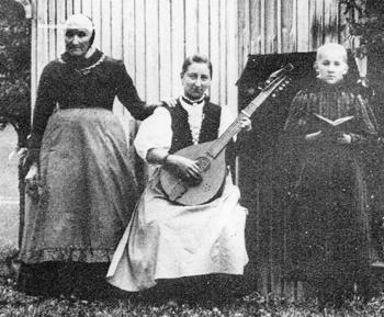 Textilarbeiterinnen aus Krinau mit Toggenburger Halszither. Fotografie aus dem Jahre 1895. Repr. nach: Geiser 1974, S. 263, Abb. 7 und Bachmann-Geiser 1981, Taf. 29